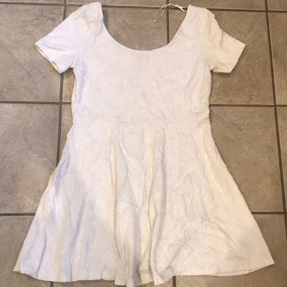 Flower detailed white elegant spring dress!